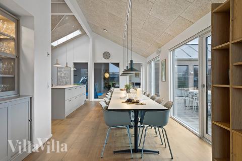 Vardagsrummet i lyxstuga nr. 903 har plats för 20 personer.