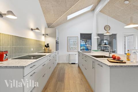 Köket i lyxstuga nr 903 är utrustat så att ni kan laga mat till 20 personer.