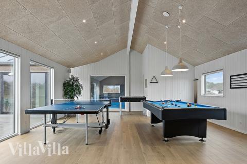 Aktivitetsrum i lyxstuga nr 903 med 7 sovrum och plats för 20 personer.