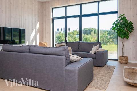 I soffhörnan i lyxstuga 938 i Østjylland kan ni spela brädspel eller titta på film tillsammans.