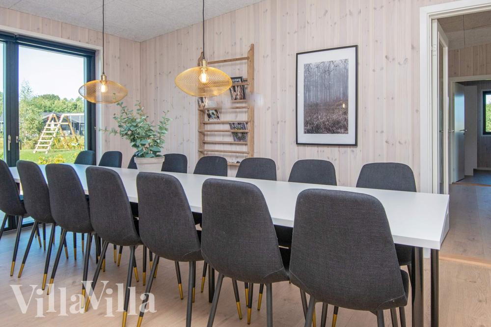 Det stora ljusa vardagsrummet i lyxstuga nr 938 för 16.