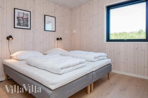 Ett av de 7 utmärkta sovrummen i lyxstuga nr 938 i Østjylland.