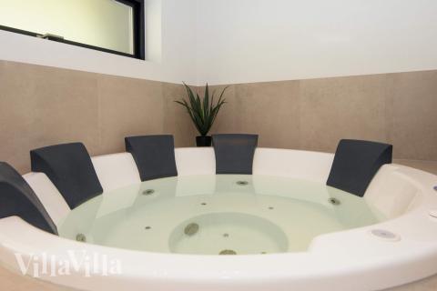 Njut av spabadets värme i lyxstuga nr 939 i Østjylland