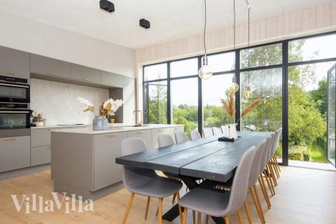 Köket i lyxstuga nr 939 är utrustat så att ni kan laga mat till 16 personer.