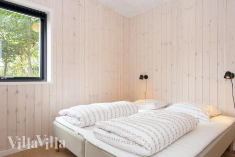 Ett av de 7 utmärkta sovrummen i lyxstuga nr 939 i Østjylland.
