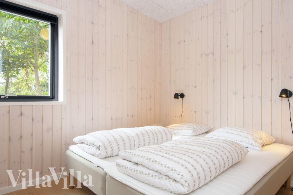 Ett av de 7 utmärkta sovrummen i lyxstuga nr 939 i Østjylland.
