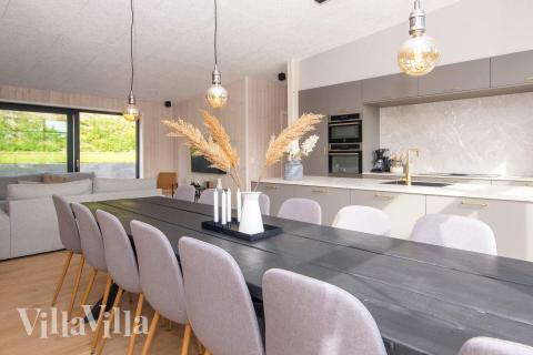 Det stora ljusa vardagsrummet i lyxstuga nr 939 för 16.