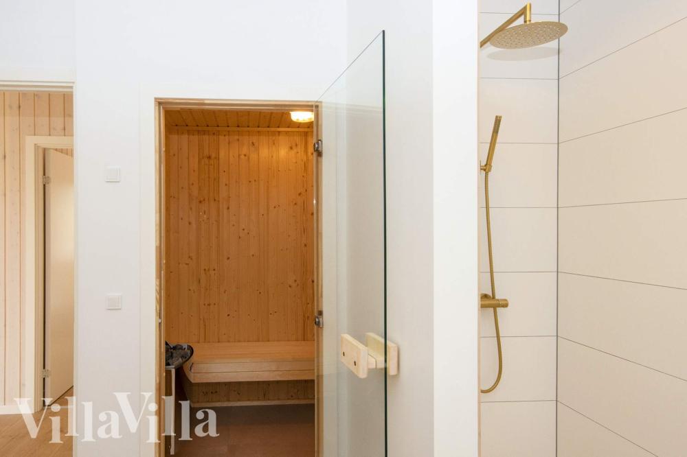 Ett duschrum finns i lyxstuga nr 939 för 16 personer.