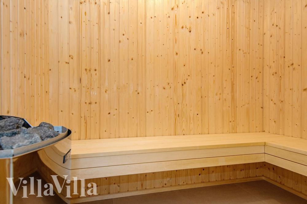 Njut av bastuvärmen i lyxstuga nr 939 för 16 personer