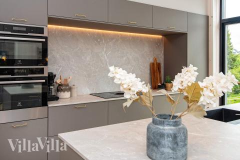 Köket i lyxstuga nr 939 är generöst inrett.