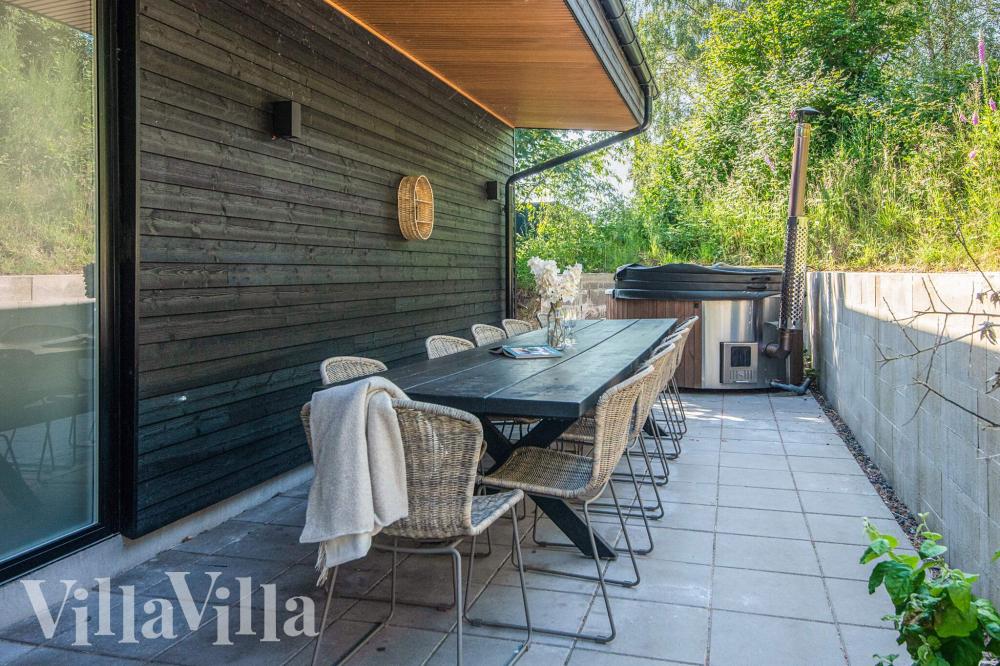 Njut av en grillkväll på terrassen i lyxstuga nr 939 i Østjylland