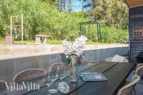 Lyxstuga nr 939 har en härlig terrass med sköna trädgårdsmöbler för 16 personer.