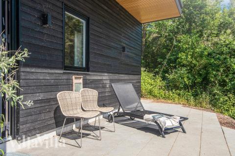 På terrassen i sommarhus nr 939 finns det plats för upp till 16 gäster.