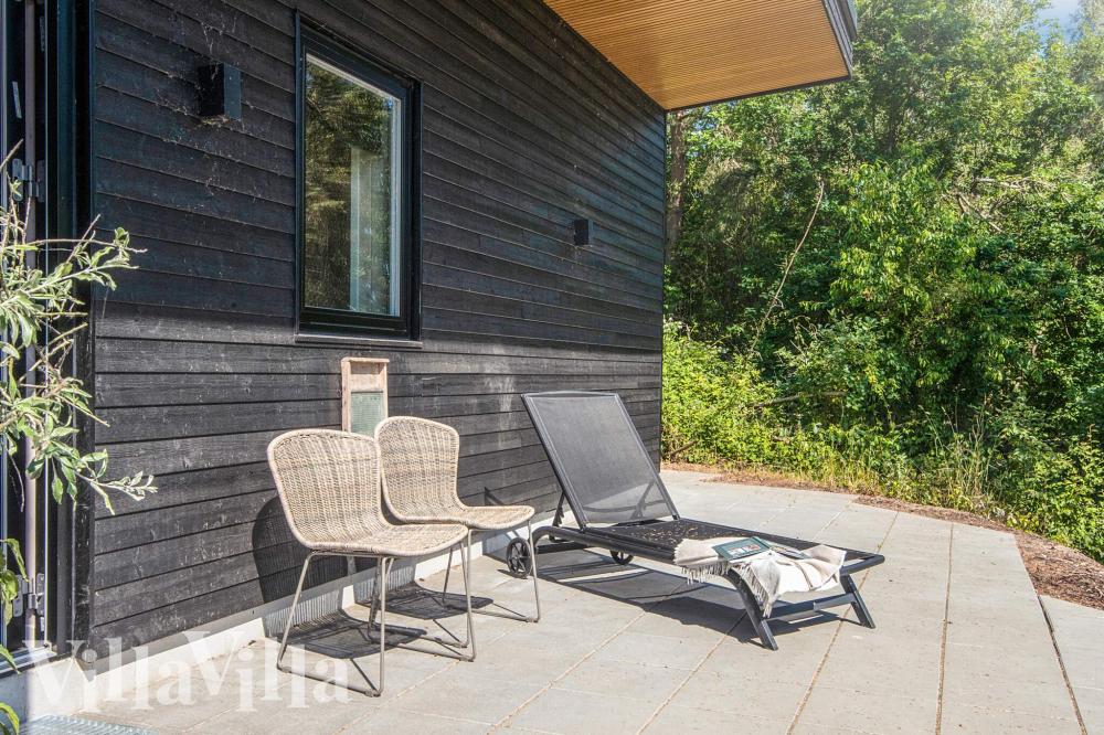 På terrassen i sommarhus nr 939 finns det plats för upp till 16 gäster.