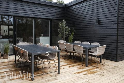 Njut av en grillkväll på terrassen i lyxstuga nr 940 i Østjylland