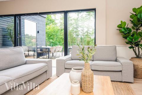 I soffhörnan i lyxstuga 940 i Østjylland kan ni spela brädspel eller titta på film tillsammans.