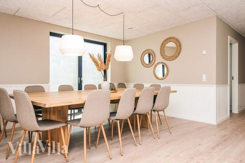 Det stora ljusa vardagsrummet i lyxstuga nr 940 för 16.