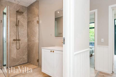 Ett duschrum finns i lyxstuga nr 940 för 16 personer.