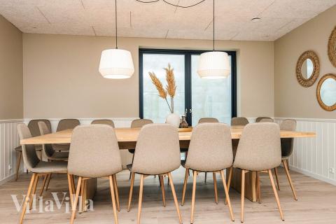 Vardagsrummet i lyxstuga nr. 940 har plats för 16 personer.