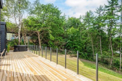 Stor terrass i lyxstuga nr 940 i Østjylland.