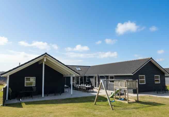 Den praktfulla poolstugan nr 196 med plats för 22 personer ligger i Nordjylland
