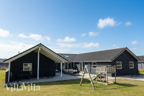 Den praktfulla poolstugan nr 196 med plats för 22 personer ligger i Nordjylland