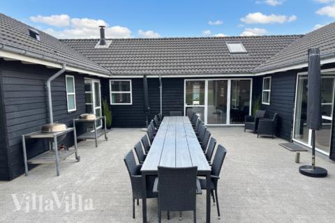 Lyxstuga nr 196 har en härlig terrass med sköna trädgårdsmöbler för 22 personer.