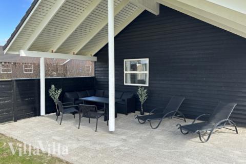 Njut av en grillkväll på terrassen i lyxstuga nr 196 i Nordjylland