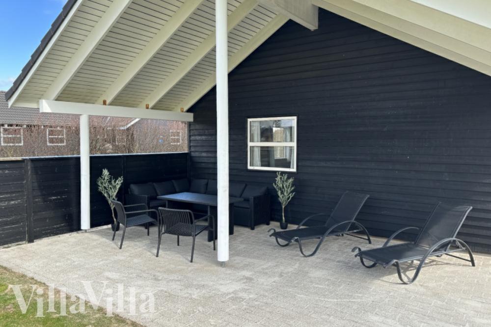 Njut av en grillkväll på terrassen i lyxstuga nr 196 i Nordjylland