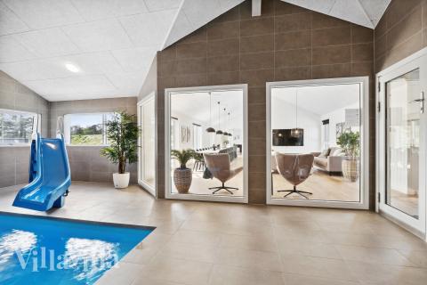 Sommarstuga 923 är inredd med en smakfull poolavdelning som har vattenrutschbana, ett stort inbyggt spapad och bastu