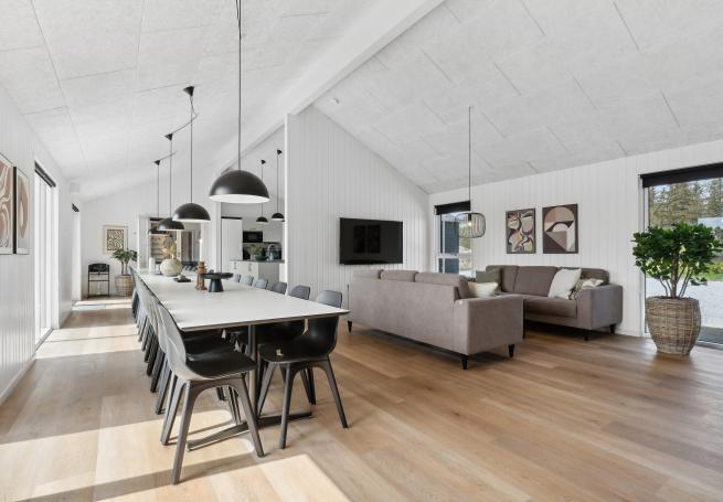 Det stora ljusa vardagsrummet i lyxstuga nr 923 för 30.