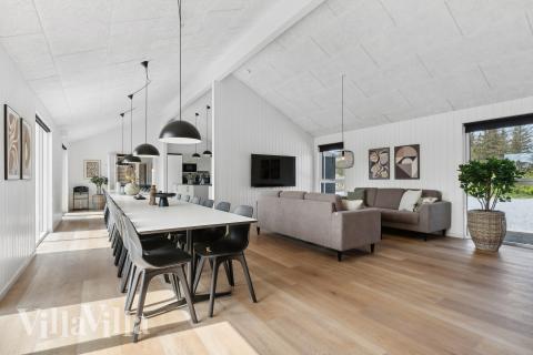 Det stora ljusa vardagsrummet i lyxstuga nr 923 för 30.