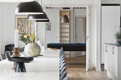 Vardagsrummet i lyxstuga nr. 923 har plats för 30 personer.