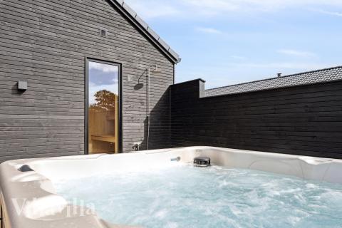 Njut av spabadets värme i lyxstuga nr 923 i Lolland/Falster/Møn