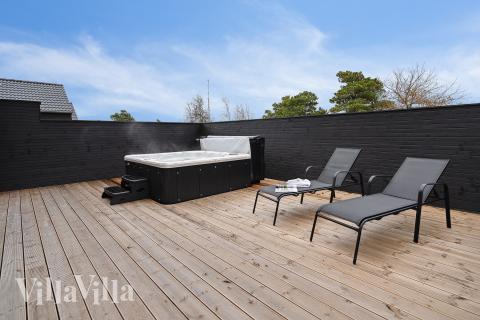 Lyxstuga nr 923 har en härlig terrass med sköna trädgårdsmöbler för 30 personer.