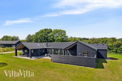 Den praktfulla poolstugan nr 923 med plats för 30 personer ligger i Lolland/Falster/Møn