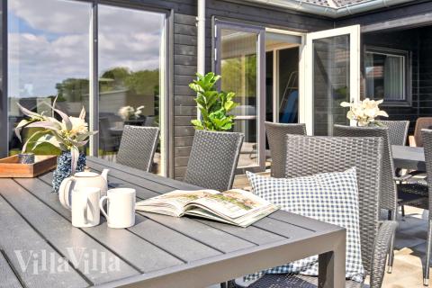 Njut av en grillkväll på terrassen i lyxstuga nr 923 i Lolland/Falster/Møn