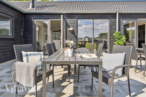 På terrassen i sommarhus nr 923 finns det plats för upp till 30 gäster.