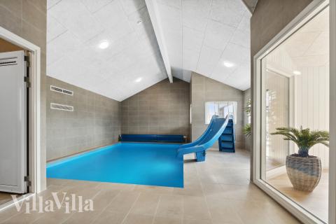 Den härliga poolen i lyxstuga nr 923 för 30 personer