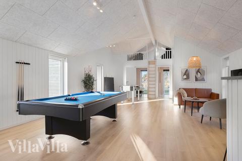 Förutom de många timmar som du kan tillbringa i stugans poolavdelning erbjuder lyxstuga 808 även biljard, bordtennis och dart