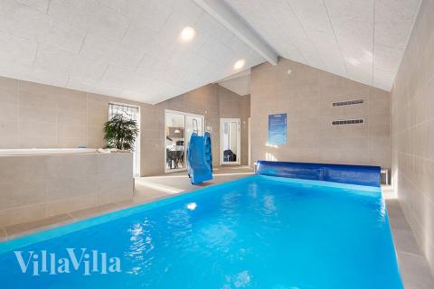 Sommarstuga 808 är inredd med en smakfull poolavdelning som har vattenrutschbana, ett stort inbyggt spapad och bastu