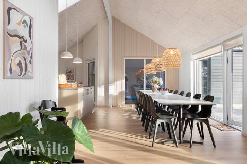 Det stora ljusa vardagsrummet i lyxstuga nr 808 för 20.