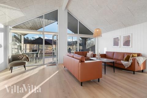 I soffhörnan i lyxstuga 808 i Østjylland kan ni spela brädspel eller titta på film tillsammans.