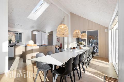 Vardagsrummet i lyxstuga nr. 808 har plats för 20 personer.