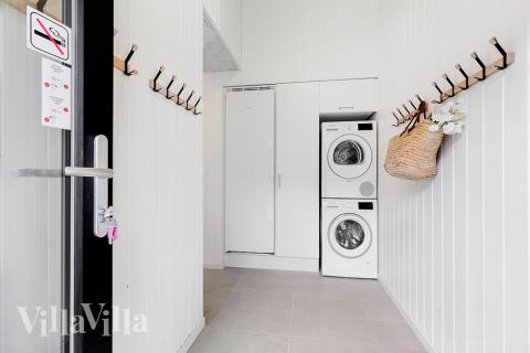 Den rymliga entrén i lyxstuga nr 808 i Østjylland