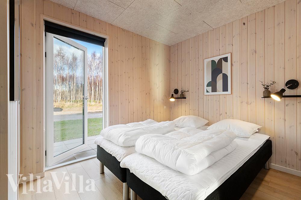 Ett av de 8 utmärkta sovrummen i lyxstuga nr 808 i Østjylland.