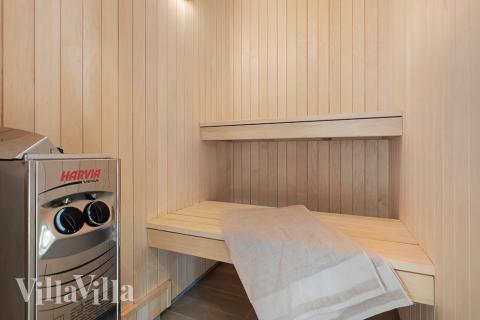 Njut av bastuvärmen i lyxstuga nr 808 för 20 personer