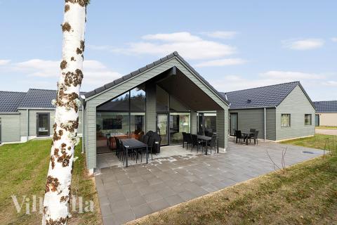 Lyxstuga nr 808 har en härlig terrass med sköna trädgårdsmöbler för 20 personer.