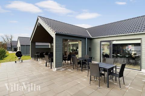 Njut av en grillkväll på terrassen i lyxstuga nr 808 i Østjylland