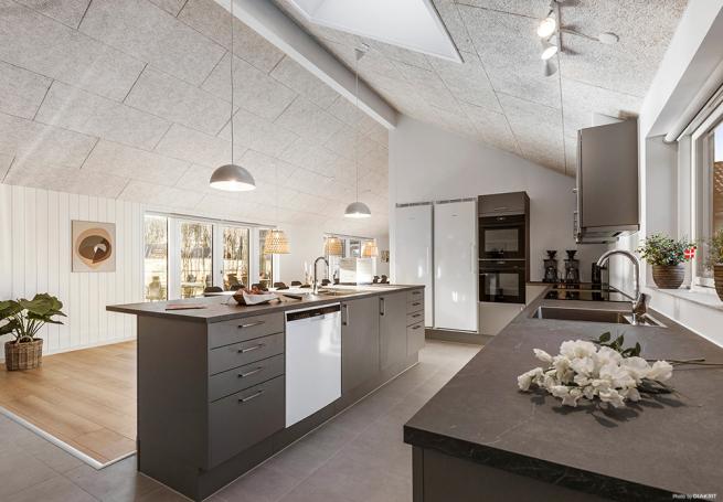 Det stora ljusa vardagsrummet i lyxstuga nr 806 för 30.